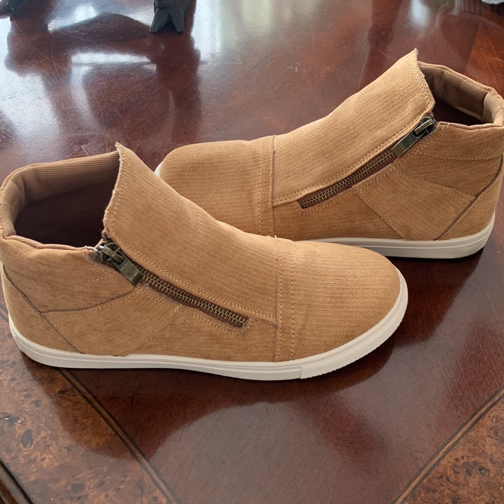 Women’s tan sneakers size 9 - Picture 2 of 4